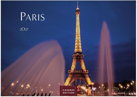 "Paris 2027" und "Casares Edition". Eine abendliche Aufnahme des Eiffelturms, beleuchtet vor dunklem Himmel, mit Springbrunnen.