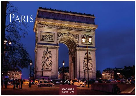 Text: Paris, 2024, Casares Edition. Der Arc de Triomphe bei Abendlicht, umgeben von Autos und beleuchteten Straßenlaternen.