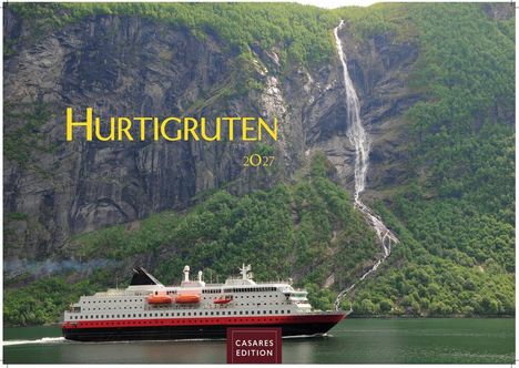 "Hurtigruten 2027" steht in gelber Schrift. Ein rotes und weißes Schiff fährt vor einer steilen, grünen Felswand vorbei.