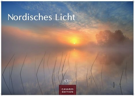 "Nordisches Licht", 2027, Casares Edition. Sonnenaufgang über einem nebligen See mit Schilf und Bäumen im Hintergrund.