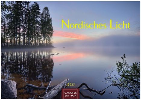 „Nordisches Licht“, „2027“, „Casares Edition“. Landschaft mit See, Bäumen und farbigem Himmel im Morgengrauen.