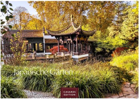„Japanische Gärten”, „2024”, „CASARES EDITION”. Eine laubumgebene asiatische Pagode in einem herbstlichen Garten.