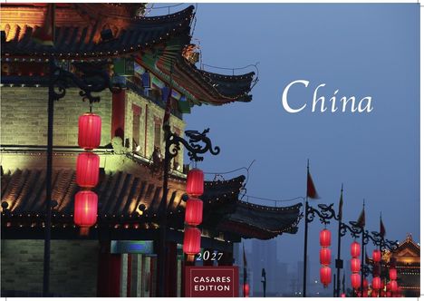 "China 2027 CASAES EDITION", beleuchtete traditionelle Gebäude mit roten Laternen in der Dämmerung.