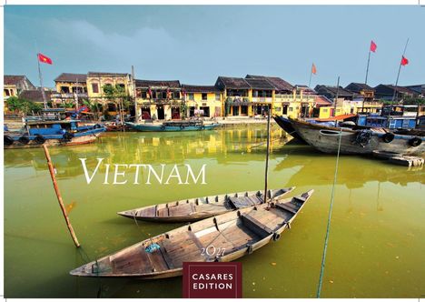 "Vietnam 2027 CASAES EDITION" zeigt Boote auf einem grünen Fluss, dahinter gelbe Gebäude und rote Flaggen.