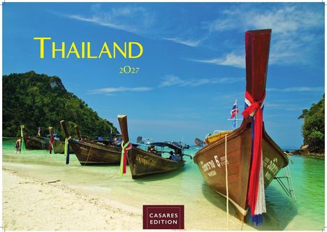 "Thailand 2027" steht in gelber Schrift. Fischerboote mit bunten Bändern am klaren Wasser vor einer grünen Insel.