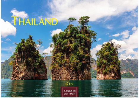 "Thailand 2027 CASAES EDITION." Drei bewaldete Kalksteinfelsen ragen aus einem ruhigen Gewässer, blauer Himmel im Hintergrund.