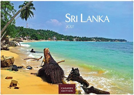 "Sri Lanka 2027. CASARES EDITION." Tropischer Strand mit Palmen, klarem Wasser und bewaldeten Hügeln in der Ferne.