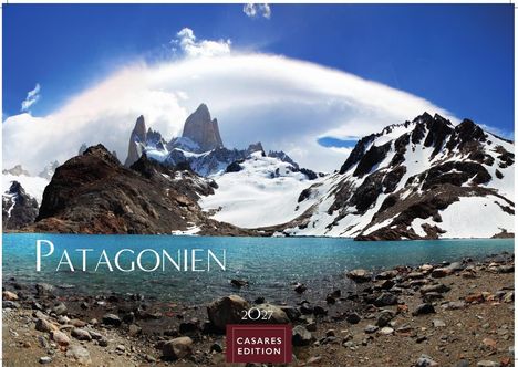 „Patagonien 2027 CASAES EDITION“. Schneebedeckte Berge, darunter ein klarer Bergsee unter einem blauen Himmel mit Wolken.