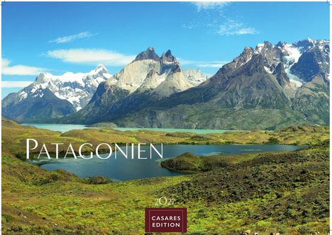 Text: „Patagonien“, „2027“, „CASARES EDITION“. Bild zeigt schroffe Berge, grünen Hügel und einen See unter blauem Himmel.
