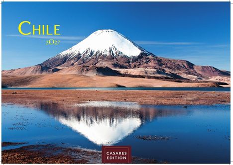 Text: "CHILE 2027". Ein schneebedeckter Berg spiegelt sich in einem klaren See, umgeben von einer kargen Landschaft.