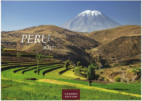 Text: "PERU 2027" und "CASARES EDITION". Landschaft mit Terrassenfeldern, Hügeln und schneebedecktem Berg im Hintergrund.
