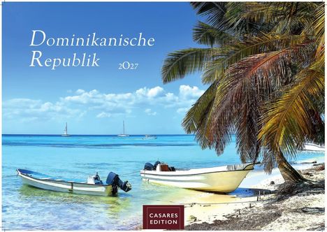 "Dominikanische Republik 2027", Casares Edition. Strand mit Palmen und Booten vor blauem Meer und klarem Himmel.