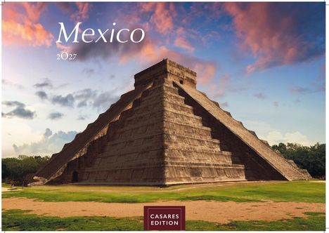 „Mexico 2027, Casares Edition.“ Eine alte Steinstufenpyramide im Grünen unter einem farbenfrohen Himmel.