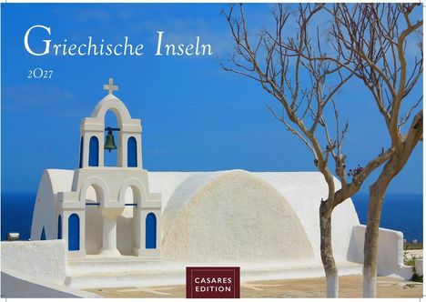 "Griechische Inseln 2027" steht oben. Weiße Kirche mit Glockenturm, blauem Himmel, Meer und blattlosen Bäumen.