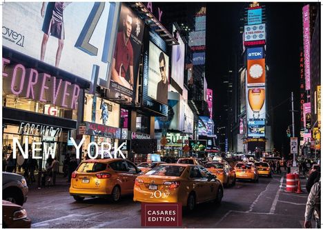 "NEW YORK" in großen Buchstaben über gelbe Taxis am belebten Times Square bei Nacht, umgeben von bunten Werbetafeln.