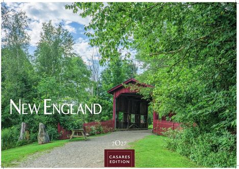 "New England", "2027", "Casares Edition". Eine rote, überdachte Brücke inmitten grüner Bäume und Wiesenweg.