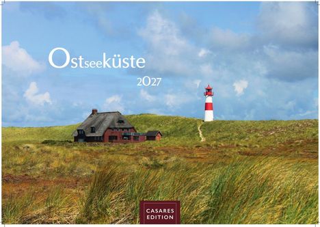 "Ostseeküste 2027" über einem roten Backsteinhaus mit Reetdach; rechts ein Leuchtturm auf grasbewachsenem Sanddünen.