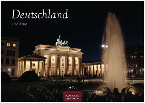 „Deutschland: eine Reise“, „2027“, „Casares Edition“. Beleuchtetes Brandenburger Tor bei Nacht mit Springbrunnen.