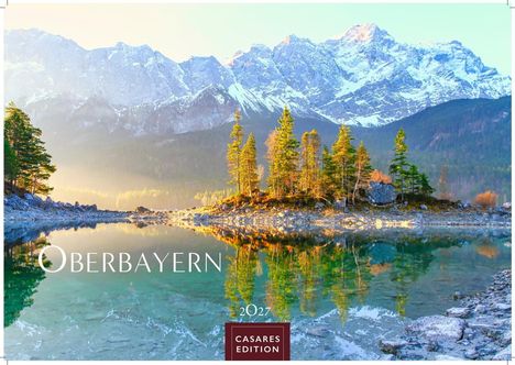 Der Text lautet "Oberbayern", "2027", "Casarez Edition". Im Vordergrund spiegeln sich Bäume in einem klaren See, dahinter Berge.