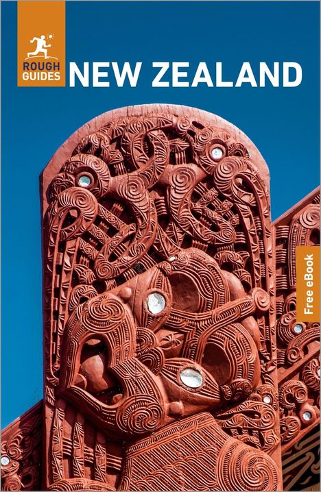 "Rough Guides NEW ZEALAND Free eBook." Rotes, reich verziertes, traditionelles Maori-Holzschnitzwerk vor klarem, blauem Himmel.