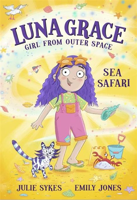„LUNA GRACE: GIRL FROM OUTER SPACE - SEA SAFARI“. Ein Mädchen mit lila Haaren steht am Strand neben einem gestreiften Kätzchen.
