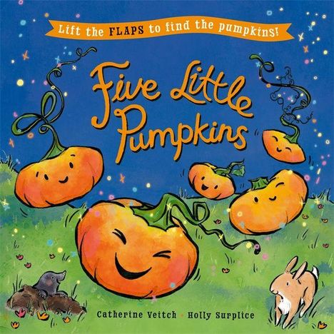 „Five Little Pumpkins“ und „Lift the flaps to find the pumpkins!“ Freundliche Kürbisse auf Wiese bei Nacht.