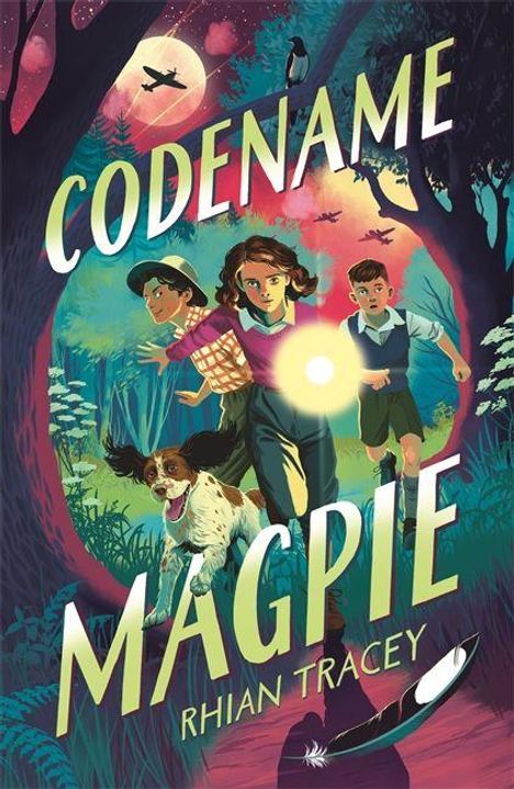 "CODENAME MAGPIE" und "Rhian Tracey" in großen Buchstaben. Drei Kinder und ein Hund rennen durch einen Wald bei Nacht.