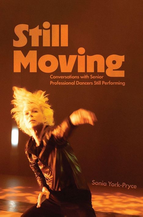 "Still Moving: Conversations with Senior Professional Dancers Still Performing" von Sonia York-Pryce. Tänzerin in Bewegung.