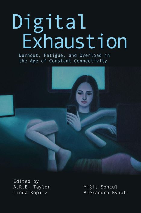 „Digital Exhaustion: Burnout, Fatigue, and Overload“ oben. Eine Frau sitzt vor Bildschirmen, vertieft in ihr Smartphone.