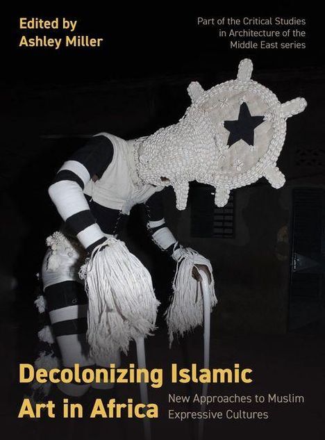 Text: "Edited by Ashley Miller. Decolonizing Islamic Art in Africa. New Approaches to Muslim Expressive Cultures."   
Ein figuratives Kunstwerk in Schwarz-Weiß.