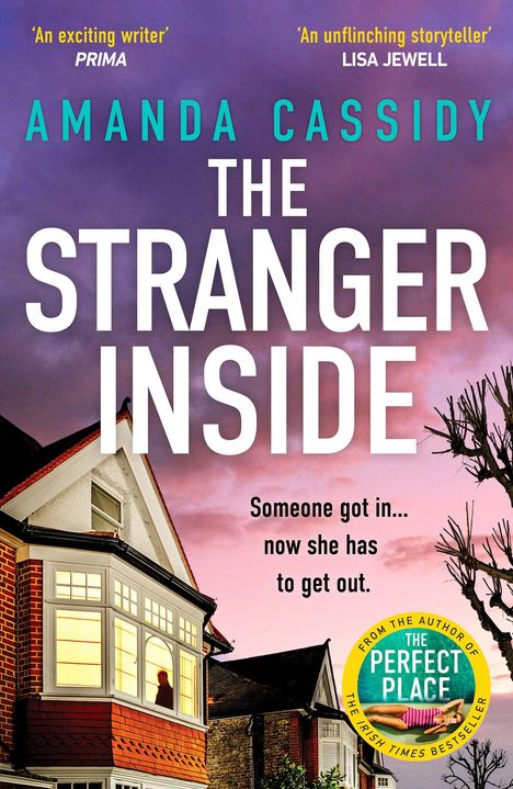 "An exciting writer" - PRIMA. "An unflinching storyteller" - LISA JEWELL. Amanda Cassidy: The Stranger Inside. Am Abendhimmel ein beleuchtetes Haus.