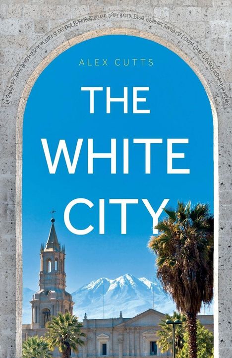 ALEX CUTTS, THE WHITE CITY. Ein Torbogen in Stein, darunter Palmen, ein Kirchturm und ein schneebedeckter Berg im Hintergrund.