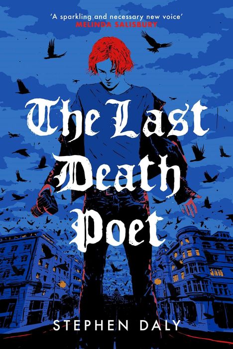 "The Last Death Poet" von Stephen Daly. Eine Figur mit rotem Haar vor einem blauen Hintergrund voller fliegender Krähen.