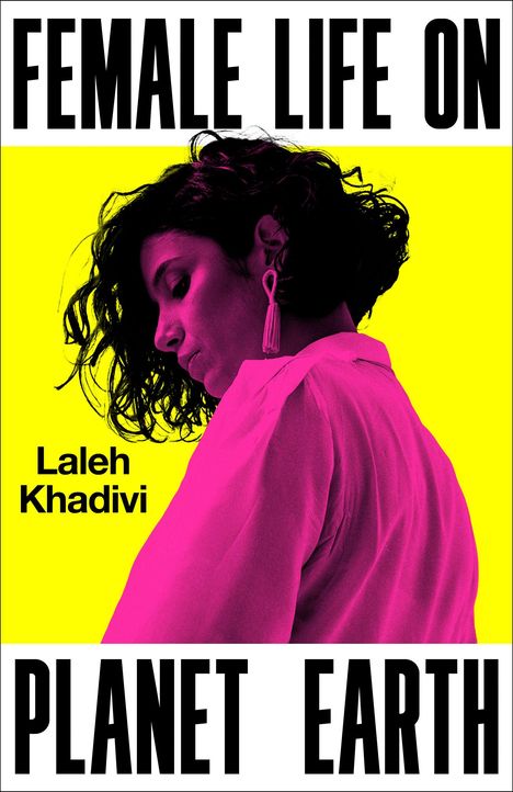 "FEMALE LIFE ON PLANET EARTH", "Laleh Khadivi". Frau in pink vor gelbem Hintergrund mit Ohrring.