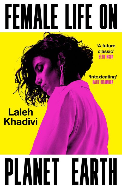 „FEMALE LIFE ON PLANET EARTH“. Zitate: „A future classic“ – Seth Insua, „Intoxicating“ – Katie Kitamura. Laleh Khadivi. Eine Frau seitlich in Magenta auf Gelb.