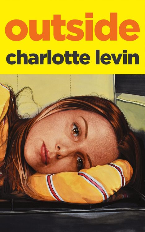 Text "outside charlotte levin" oben auf gelbem Hintergrund. Darunter Gesicht einer Frau auf einem Autositzt. Illustration.
