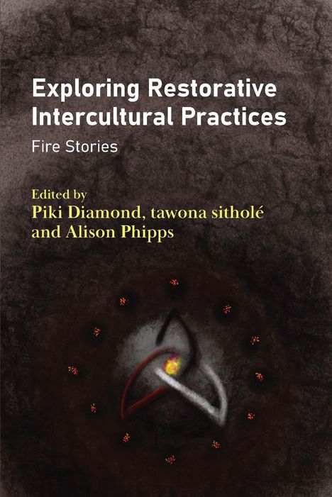 Text: "Exploring Restorative Intercultural Practices: Fire Stories. Edited by Piki Diamond, tawona sitholé and Alison Phipps." Hintergrund: Dunkler Textur. Unten: Abstraktes, feuriges Symbol.