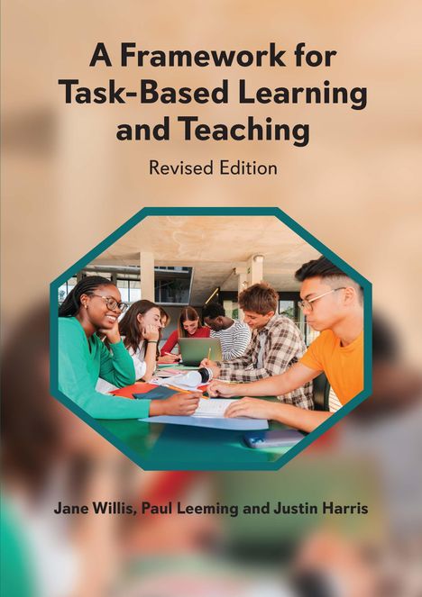 "A Framework for Task-Based Learning and Teaching, Revised Edition" von Jane Willis, Paul Leeming, Justin Harris. Eine Gruppe arbeitet gemeinsam am Tisch.
