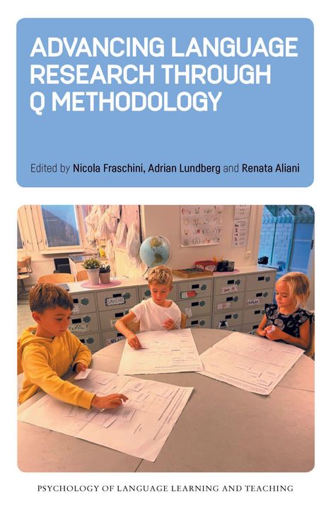 Der Titel lautet "ADVANCING LANGUAGE RESEARCH THROUGH Q METHODOLOGY". Drei Kinder arbeiten an Schreibtischen.