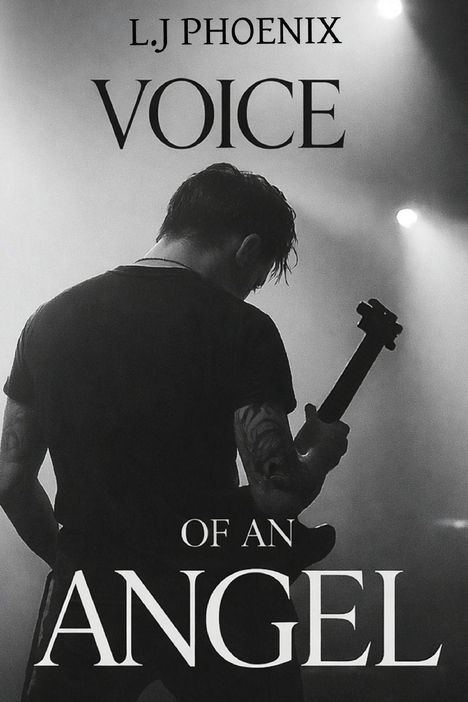 Text: "L.J Phoenix, Voice of an Angel".  
Beschreibung: Eine Person spielt Gitarre im Scheinwerferlicht.
