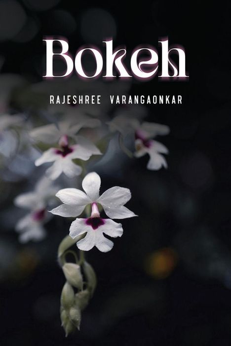 Text: "Bokeh" und "RAJESHREE VARANGAONKAR". Weiße Blumen vor dunklem Hintergrund, unscharfer Effekt.