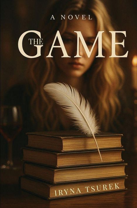 Text: „A Novel, The Game, Iryna Tsurek“. Eine blonde Frau im Hintergrund, Bücherstapel mit Feder im Vordergrund.
