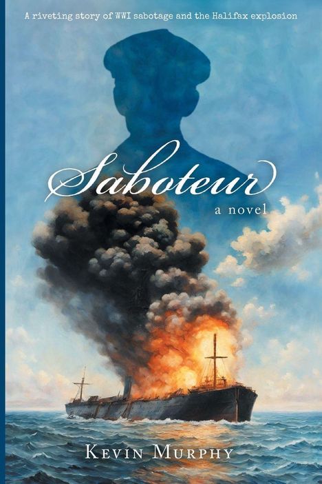 „A riveting story of WWI sabotage and the Halifax explosion.“ Ein Schiff brennt im Meer, Rauch steigt auf; ein blauer Schatten eines Matrosen im Hintergrund.