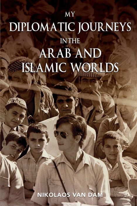 Text: "My Diplomatic Journeys in the Arab and Islamic Worlds. Nikolaos van Dam." Schwarzweißfoto mit Menschenmenge.