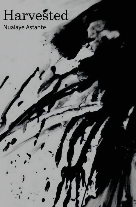 Texte: "Harvested", "Nualaye Astante". Schwarze abstrakte Pinselstriche und Kleckse auf weißem Hintergrund.