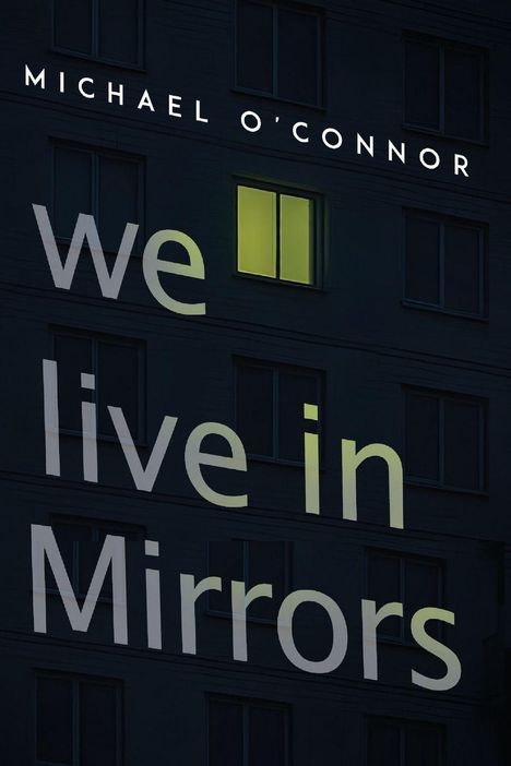 Text: "Micheal O'Connor", "we live in Mirrors". Ein Gebäude mit erleuchteten Fenstern im Dunkeln.