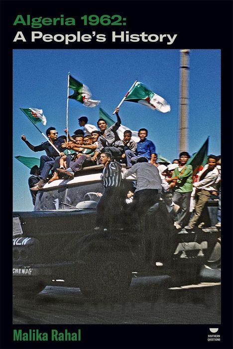 Oben steht: "Algeria 1962: A People's History". Unten steht: "Malika Rahal". Menschen jubeln auf einem Fahrzeug mit algerischen Flaggen.