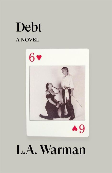 "Debt: A Novel" von L.A. Warman zeigt eine Spielkarte 6♥9 mit einem Foto von zwei Personen in historischer Kleidung.