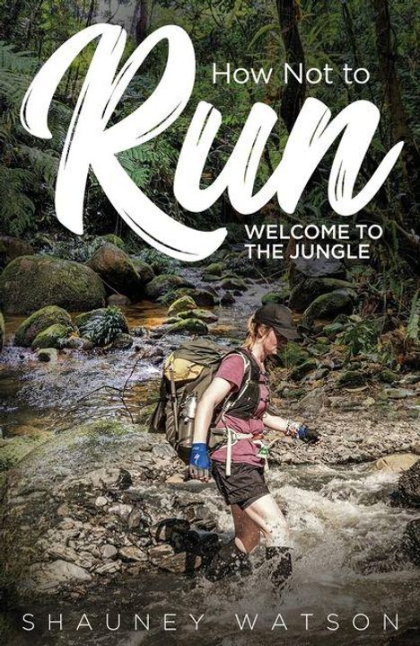 „How Not to Run: Welcome to the Jungle“ von Shaunaey Watson. Eine Person überquert einen Bach in einem grünen Wald.