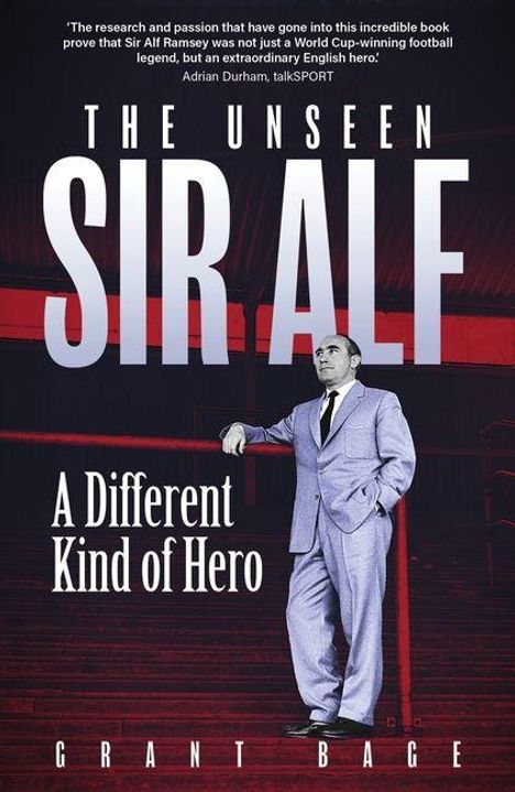 „The Unseen Sir Alf: A Different Kind of Hero“ von Grant Bage. Ein Mann im Anzug lehnt an einer Tribüne.